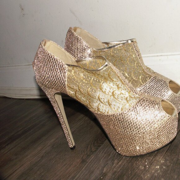 A Women glamorous, gold-toned platform stiletto high heels. - Picture 2 of 6